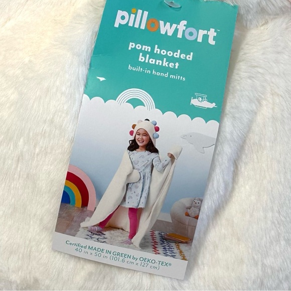 Pillowfort Hooded Blanket With Pom Poms and Hand Mitts white kids 40x50 NWT - Picture 5 of 9